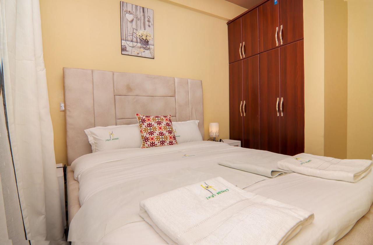 2 br master en-suite with Lake views at the balcony -301(Naiva) 6